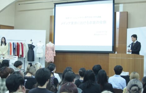 “メディア業界の衣装の役割”